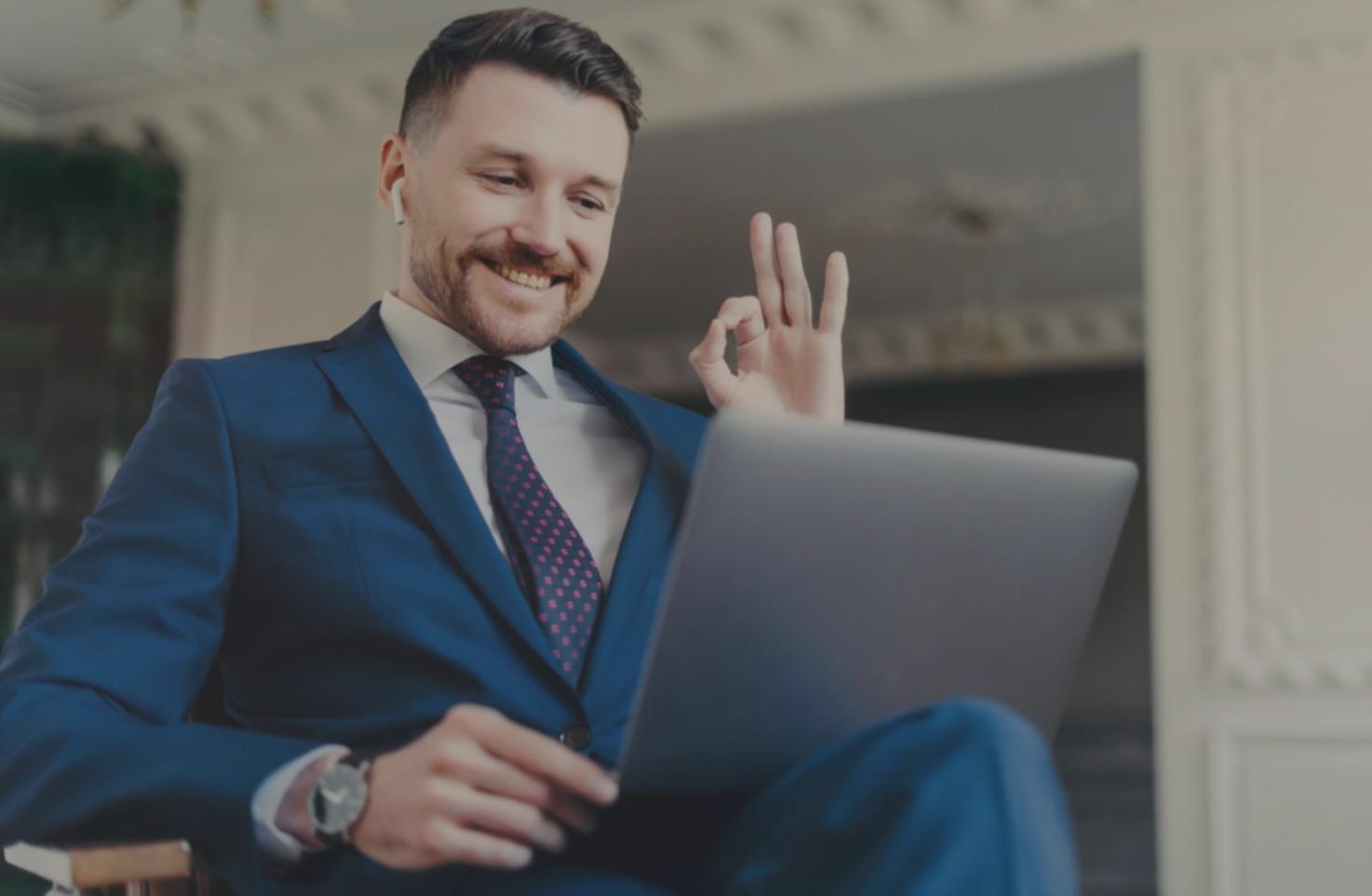 Teilnehmende lernen gemeinsam Budgetplanung in Workshop-Atmosphäre