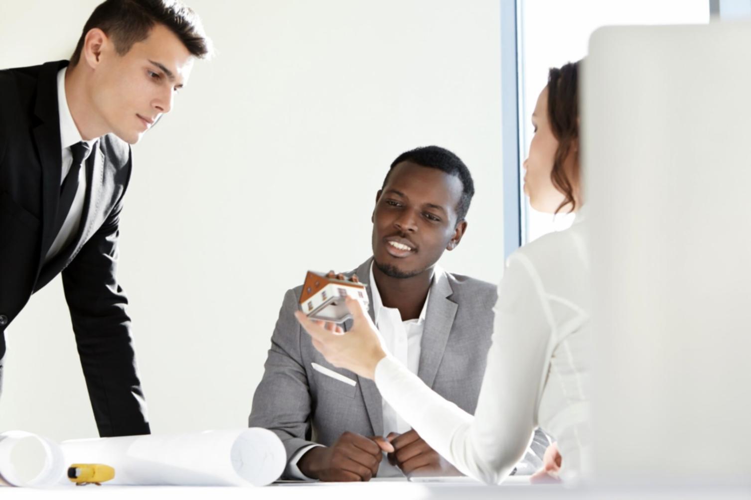 Person plant Budget mit Notizen