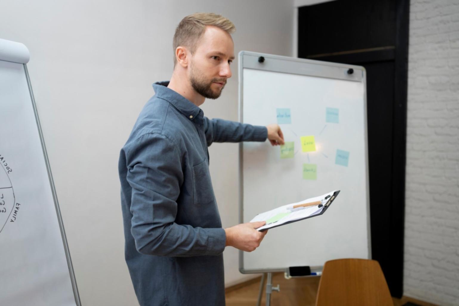 Arbeitsbereich mit Finanzunterlagen und Laptop