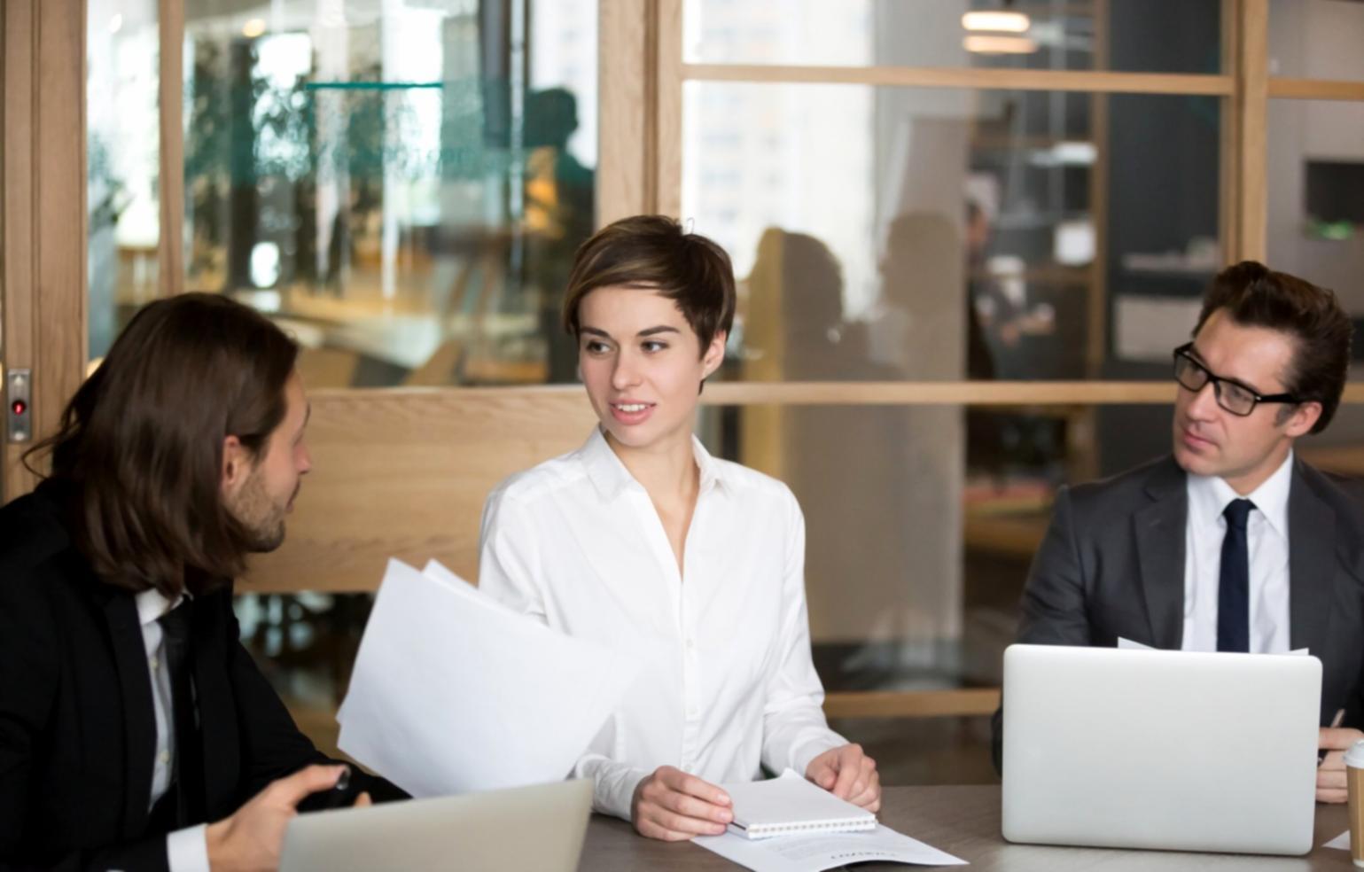Finanzplanung Workspace mit Notizen und Laptop